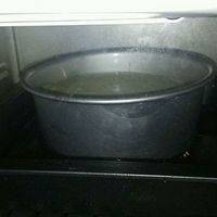 烤箱预热140℃，然后放入隔水烤，水在烤盘1-2cm处