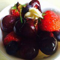 小红花这碗里有：葡萄、樱桃、草莓、蓝莓。还有丘比沙拉酱。