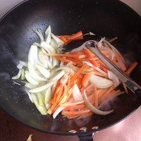 把胡萝卜和洋葱炒到胡萝卜变软出香。