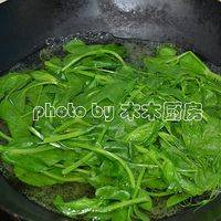 豆苗入开水焯一下