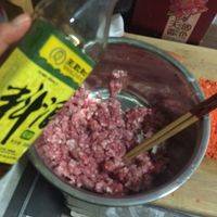 牛肉馅现放两勺料酒搅拌均匀去腥味