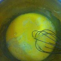 蛋黄盆中加入牛奶搅拌均匀，再加入玉米油搅拌均匀