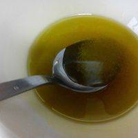 橄榄油、香草精、蜂蜜混合均匀。