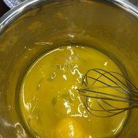 蛋黄用手动搅拌器搅拌均匀