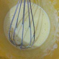 把融化的黄油和鸡蛋黄混合，搅合均匀。