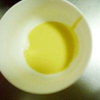 取约15克左右的蛋黄糊，装进小碗。