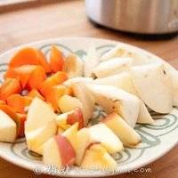 胡萝卜洗净去皮切块，苹果和梨切块备用。
