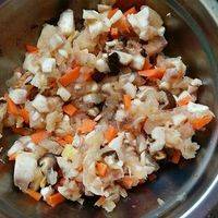 将胡萝卜丁 香菇丁 白蘑菇丁 姜末全部放装肉末的碗里拌匀