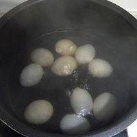 鸡蛋洗净外壳，放入冷水，中火煮沸后，转小火闷煮5-10分钟。