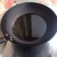 锅里倒入大半锅油，中火烧至锅中起小气泡，将排骨放入！