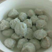 烧开水，水开转小火，用虎口挤成丸入锅，待丸子浮起便好了