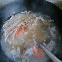 水煮开后，将面条放进锅里，将1/2小勺的一品鲜酱油也放入锅里煮开。