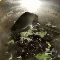 黑木耳加白菜梗煮熟，菜梗另用。加盐。