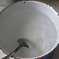 一大勺细盐放入凉开水中搅拌融化。