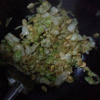 蚕豆熟后，倒入圆白菜继续煸炒。