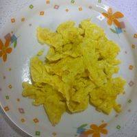 炒至凝固先盛入盘中。
