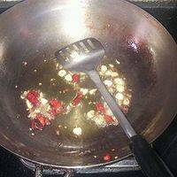 炒锅洗净烧干后加入40毫升色拉油，油热后加入蒜片、葱段和干辣椒，翻炒至略微变色，然后浇到砂锅里。