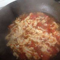 鸡蛋打散，淋入煮开的蕃茄汤中。