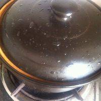 盖上锅盖，闷20分钟，闷的过程中，久不久翻动下锅内，以防沾锅