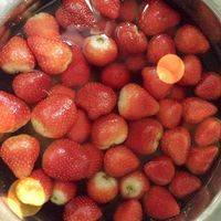 草莓泡水几分钟，加点茶子粉洗得更干净。
