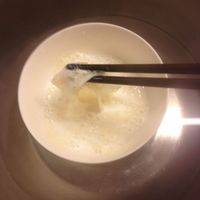 牛奶里放入已软化的吉利丁片，隔热水加热至吉利丁片完全融化