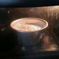 提前预热好烤箱，上下火150℃，中层，烤20-25分钟（视自家烤箱而定）。