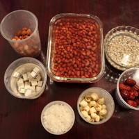 准备做八宝粥的材料，红豆、薏仁米、茯苓提前泡一晚上