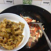 把榨菜下锅炒至出香。