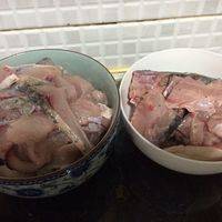 将鱼骨头鱼头拿出来，和鱼肉分开盛放