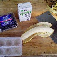 准备一个香蕉，一盒蓝莓，一袋牛奶