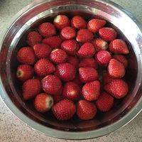 草莓洗净用淡盐水泡一会沥干水备用