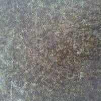 海苔先用小企鹅饭团模具压出企鹅的黑色部分！