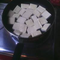 平底锅放入适量油烧热把豆腐摆进去小火煎
