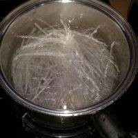 燕菜丝加1.5l 水煮溶, 放糖, 再加入罐头荔枝和椰果的水(500ml) 。一共是2L 水。