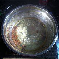 花椒和水烧开后继续烧三五分钟水变成淡黄色关火，同时将白糖倒入搅拌至白糖融化，将花椒水放置一边放凉备用。