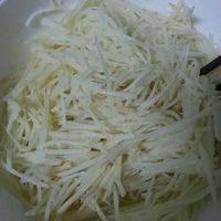 土豆去皮洗干净，土豆丝不能洗哦，放入食盐腌制10分钟。