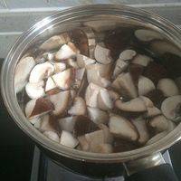 锅中烧水，水开后放入两种蘑菇。煮熟，备用