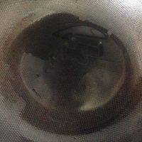 平底锅内放入少量橄榄油，转动平底锅使油分布均匀。