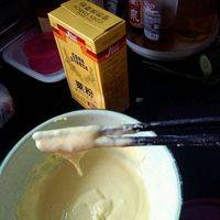 把蛋黄打散，加入油，酸奶混合，接着加入1大勺玉米淀粉，3大勺低筋面粉混合成面糊。