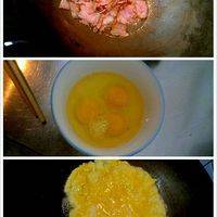 １、小火熱油，培根片 入鍋煎至肉片微焦後撈起。
２、雞蛋 加入 雞精 ，攪拌攪勻。
３、雞蛋 入煎過 培根 的油鍋煎至半生熟撈起。