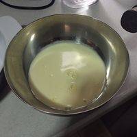 制作布丁酱之三：将煮好的热奶油倒入蛋黄酱中。先倒一点点，注意不要产生太多气泡，再将剩余的热奶油分三次倒入蛋黄酱中，布丁酱就制作好了。最后将布丁酱过筛（细筛）。图片中的就是已经过筛的布丁酱。