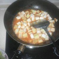 切葱花油锅爆香，大火放西红柿炒烂，放土豆再把茄子丁连淡盐水一起倒锅里，中火翻炒，等收汁