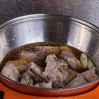 锅内放入处理好的主料、调料和水；