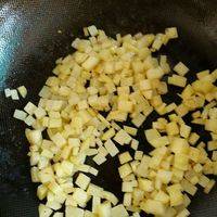 炒到土豆微微发黄，如图。关火，准备大米去～