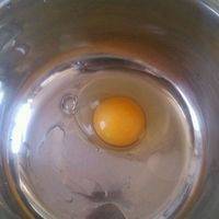 鸡蛋搅匀，放入菠菜碎。