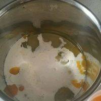 加入植物油 牛奶 淡奶油 糖（ps 里面的蛋黄是不小心掉在里面的。。忽视它