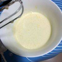 砂糖分3-4次放入鸡蛋中，搅拌均匀，手动搅拌也可以，用打蛋器省力
