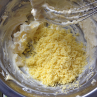 熟蛋黄过筛到打发好的黄油里，用橡皮刮刀搅拌均匀。