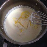 手动打蛋器搅拌细腻木有颗粒就放进黄油（黄油先是用小碗装着的），这个时候，建议黄油放进去之前在微波炉里小叮一下，微融程度就可以碗里留一点待会有用