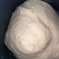 一共30分钟面团和好，表面光滑不沾桶壁，面包机自动进入发酵一小时的程序。